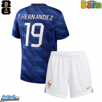 Frankrike Theo Hernandez #19 Hjemmedraktsett Barn VM 2026 Kortermet (+ Korte bukser)